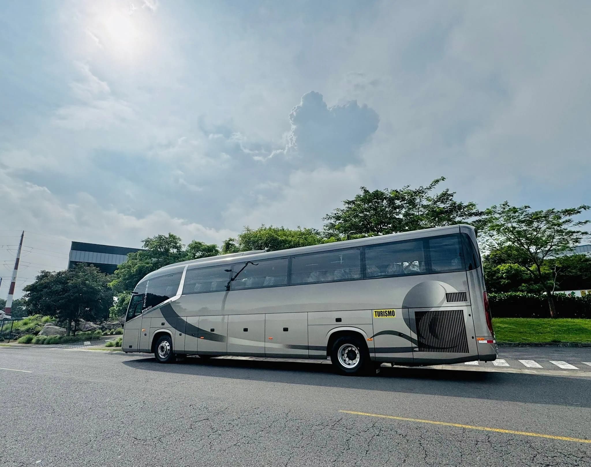 Autobús Irizar i6 de Rogo Tours estacionado junto a una zona verde